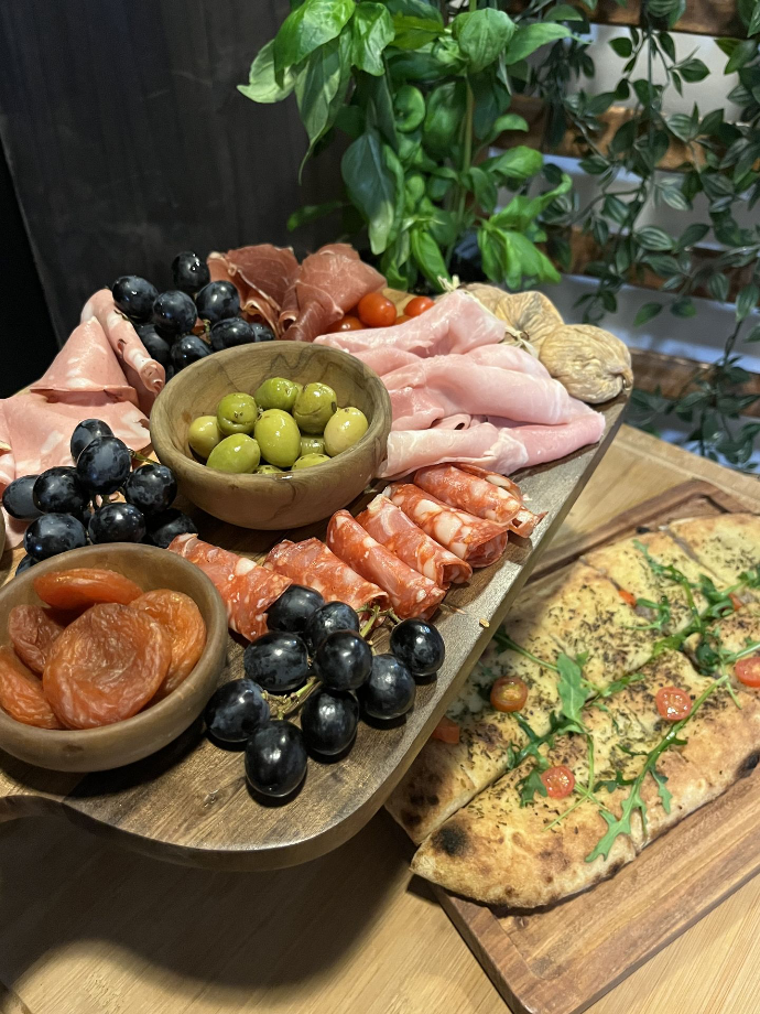Assiette de charcuterie avec sa focaccia maison chez Paris-Rome à Istres